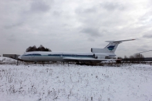 Самолет Ту-154М RA-85672 на стоянке в аэропорту Емельяново